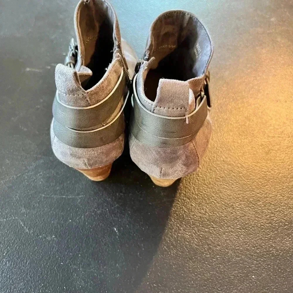 ๐ Report Suede and Leather Booties - Size 6.5 - Picture 4 of 6